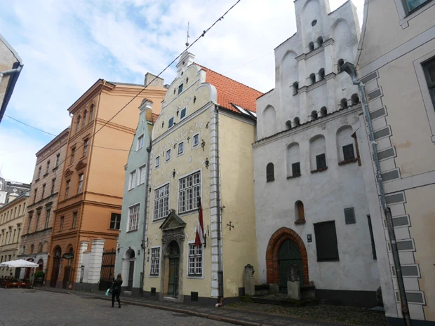  リガの三兄弟。右側の白い建物は、１５世紀に建築されたリガ最古の建物ということで、長男です