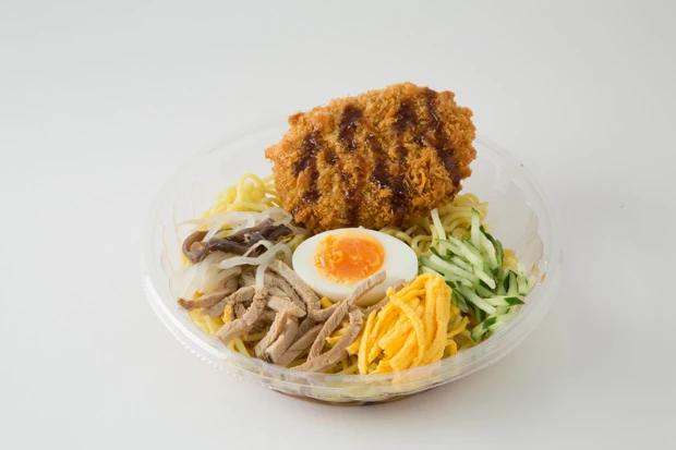 コロッケはあらかじめ小さく割っておくなど、崩れやすくすることがポイント。中のジャガイモをうまくスープに溶かして味わおう