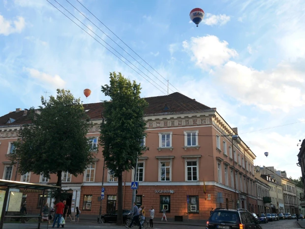 気球が優雅に空を飛ぶヴィリニュスの街中