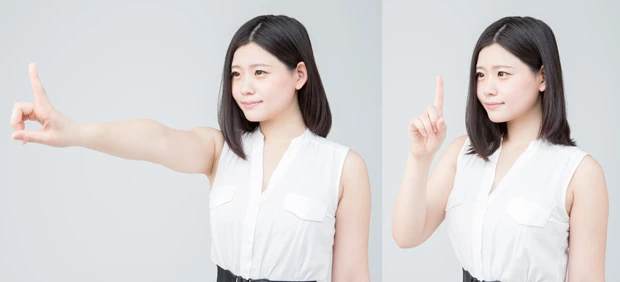 【眼トレ】指スライドトレ (1)顔の近くに人さし指を立てて見つめます。(2)見つめたまま1秒かけて手を伸ばしていきます。(3)今度は3秒かけて戻ります。(4)これを30回繰り返します。