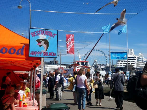 マーケットで賑わう港。奥には観覧車が見える