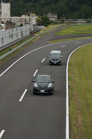 ステアリングを軽く握っているだけで、前走車との車間距離を保ち車線の真ん中をキープする日産「プロパイロット」