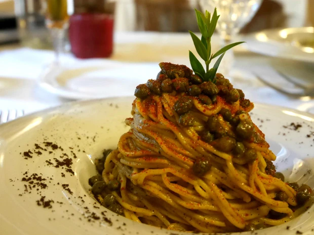 コーヒー&ケッパーパスタ。赤いのはトマトパウダー