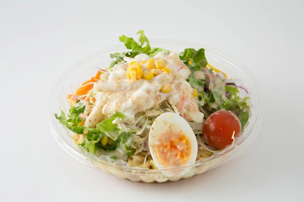 マカロニのムニッとした柔らかな食感と中華麺のコシのある食感が絶妙に合う。マヨネーズがスープに溶けていき、どんどん美味に!