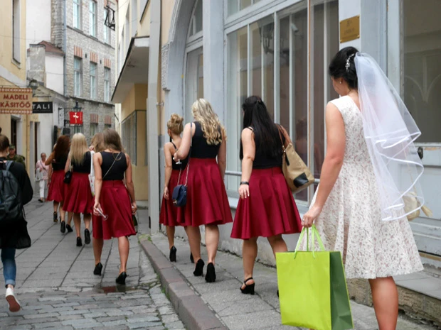  新婦よりも張り切る友人たち。女子ってこういうとこある