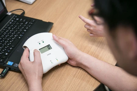 測定器に両人差し指を入れて「自律神経年齢」を測定する機械
