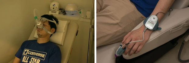 (右)「自律神経年齢」測定結果が悪かった場合は、写真の簡易型PSGでより詳しく検査。これは睡眠の呼吸、心拍、酸素飽和度を測定して、睡眠に問題がないのかを調べるのだ