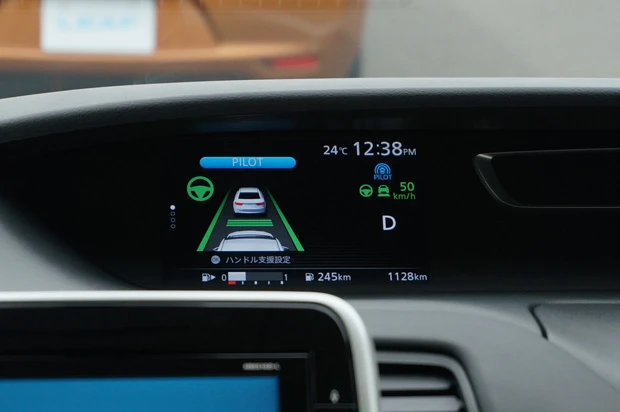 プロパイロット稼働画面。前走車や車線をクルマが認識していると、それがわかりやすいイラストで表示される