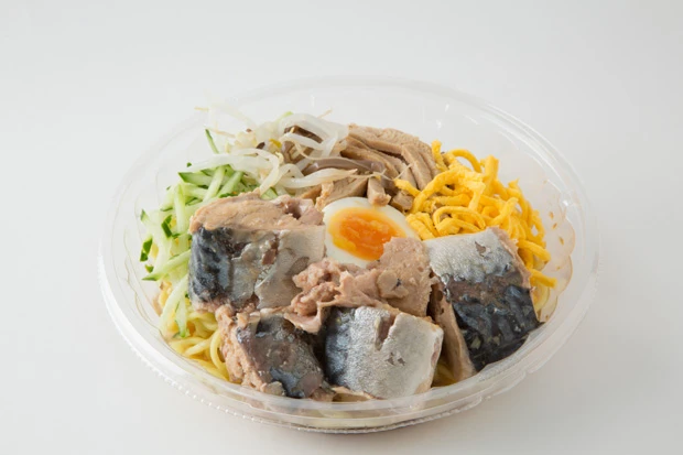 魚をのせてヘルシーに!! コンビニでは水煮と味噌煮の缶詰が売られているが、水煮は少し生臭さが残るので、味噌煮がオススメ!!