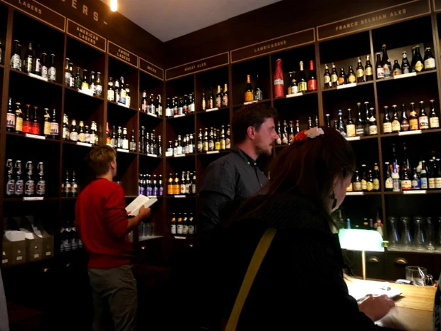 まるで図書館のようなビールバー「Alaus Biblioteka」でビールを学ぼう