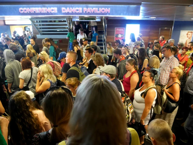  フェリーの出口に殺到する人々。涼しいヘルシンキよりも少し暑く夏っぽさを感じる