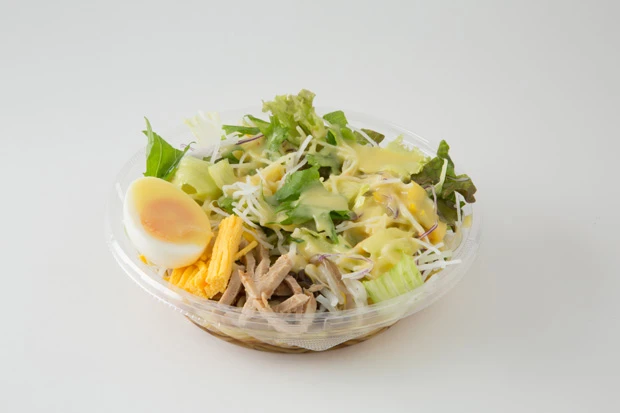 編集部イチオシ! コーンスープの甘みが全体をうまくまとめている。とろみがあって、サラダとも麺ともよくからんで美味い