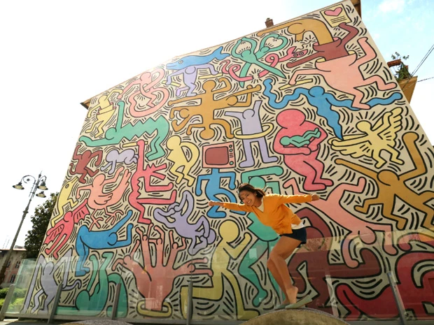 近代アートで有名なキース・ヘリングの遺作がピサの教会の壁に! 躍動感を出そうとポーズをとったら永野みたくなっちゃった~。ゴッホより、ヘリングが好き~♪