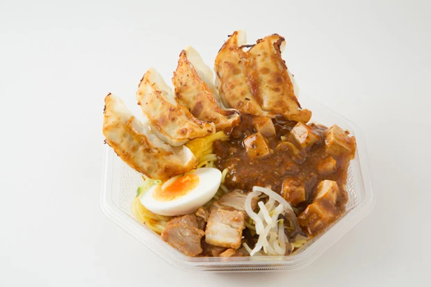 コンビニで簡単に手に入る冷凍餃子とレトルトの麻婆豆腐とのコラボ。酸味の効いた担々麺のような味になる。餃子もスープとマッチ