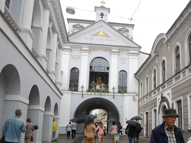 夜明けの門。チャペルは、16世紀に外敵の攻撃から街を守り、旅行者を祝福することを目的に作られたそう