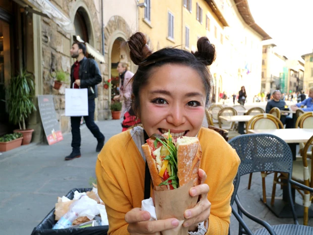 フィレンツェ名物のパニーニ。中身は自分で選べるんだけど臭みの強いハムやらチーズがドカン、ワサっと野菜が挟まって5ユーロ前後