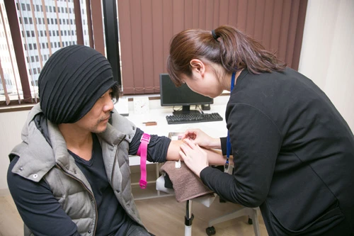 血液検査で不適格になるのが一番、心に強いダメージを受ける? というわけで、今回の体験取材でもっとも緊張した面持ちで神妙な貝山編集長