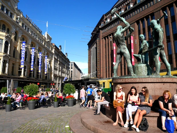 3人の鍛冶屋像前は、人々の憩いの場所