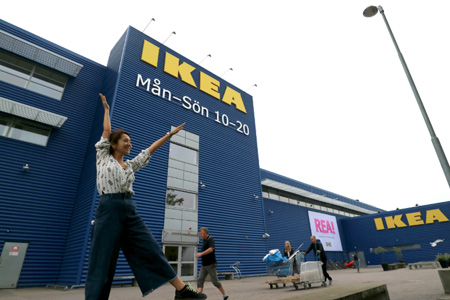 本場スウェーデンでIKEAデビューを果たすマリーシャ。大きな青い倉庫に黄色いロゴは国旗のカラーと同じなのね!