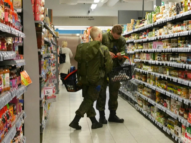 スーパーで買い物をするアーミーの少年たち