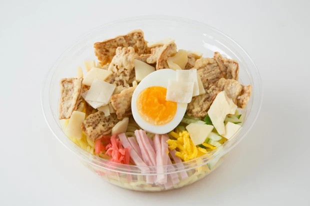 レモン風味イカ天のザクザク感やほのかな酸味が冷し中華と相性バツグン! 強い酸味のよっちゃんいかも、いい箸休め的な存在になる