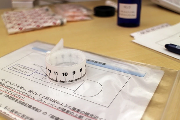 就寝時に勃起しているかどうか測る「エレクトメーター」。メモリは簡単に動くようになっていて勃起をすれば直径が広がり、収まればエレクトメーターが自然と外れるため就寝時の勃起を測ることができる