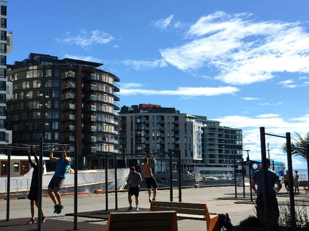  ウォーターフロントの青空ジム