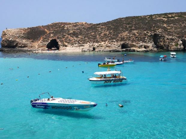 澄み切った海に、宙に浮かぶ船! 最高!