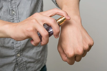 手の甲にワンプッシュしておくと、つけすぎの“ニオイのテロ”を防ぐことができる