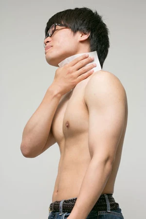 香水本来の香りを楽しむには、つける前に無臭の汗拭きシートで体の汚れを取り除こう