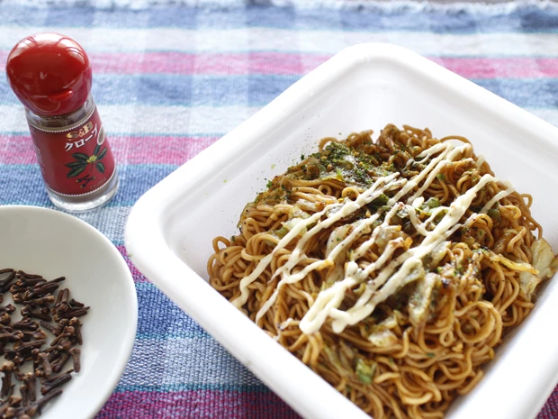  濃厚なソースにクローブの刺激がベストマッチング！　写真左下はクローブのホール