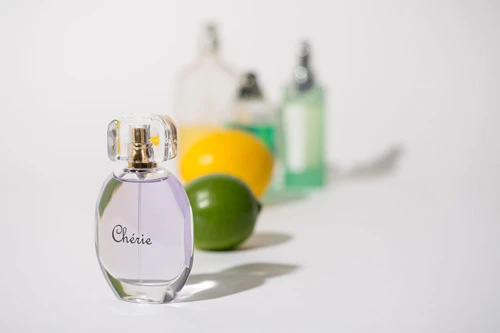 香水王子のブランド・シュシュシェリーのパルファン「シェリーランス」5000円(税別・50ml)。爽やかさがあるユニセックスなフローラル系の香りがほのかに香る