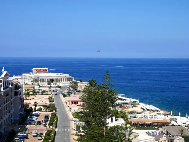 サンジュリアンの青い海