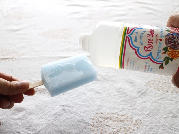  国民的アイス、ガリガリ君がローズウォーターをたらすとなんともお上品に！