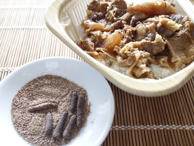  クセが強いが、一度ハマるとやめられない、沖縄のヒバーチと牛丼のコラボ