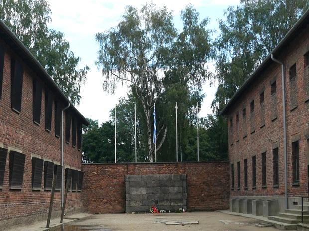 「死の壁」。この壁の前で何人もの人が銃殺された