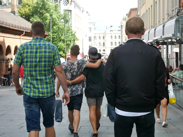  ショッピングを楽しむ男性カップル