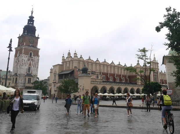 クラクフの中央市場広場。左が旧市庁舎、右が織物会館
