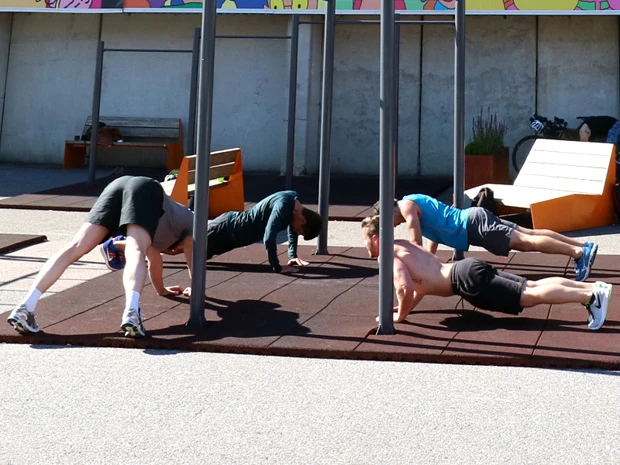  とにかく腕を鍛える男たち