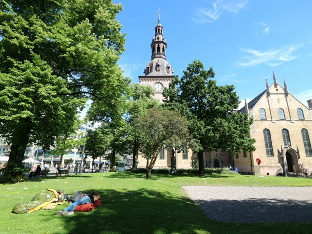  宿が高いせいだろうか、オスロ大聖堂の前で野宿している人たち発見