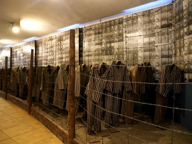 被収容者が着せられていた囚人服の展示