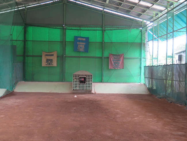 約20m先にある箱の中から、左右ランダムに球を放出するゴロマシン(1プレイ・200円)