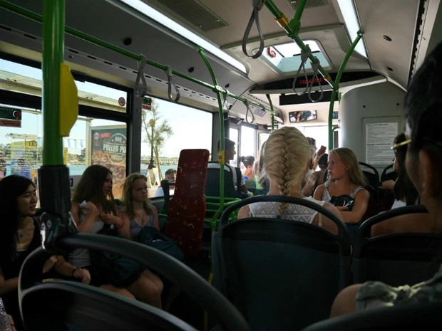 バスに乗り込んできた語学学校の学生たち。海の周りだからか水着姿のコもいたり、このあとバスは学生でパンパンになった