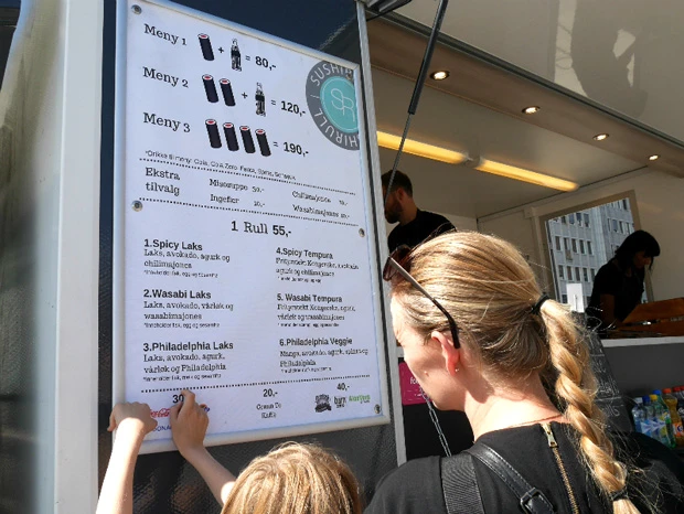  手巻き寿司１本＋コーラで約１千円になりまーす