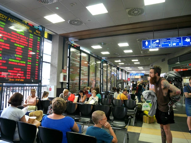 バス乗り場。クラクフに来た旅人は皆、バスや電車で「アウシュヴィッツ強制収容所」のある街へ向かう