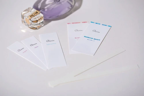 香水売り場で置かれている細長い紙はムエット(試香紙)という。ムエットに香水を吹きかけて、香りを試すのだ(撮影協力:シュシュシェリー)