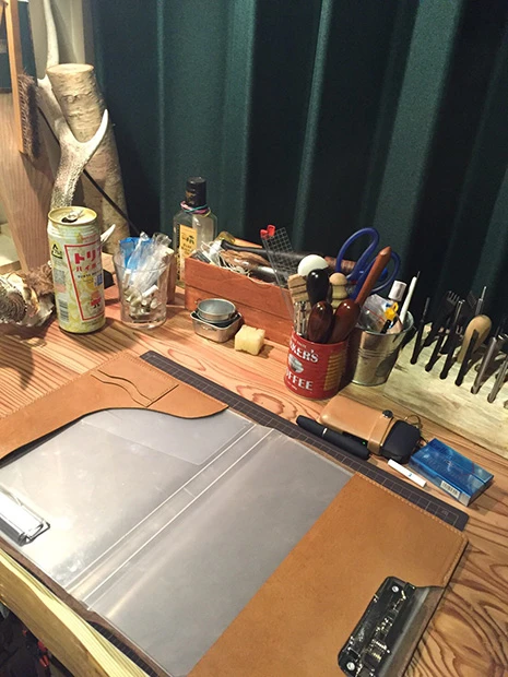 『ヤフオク!』で落札した「杉の一枚板」から自作したレザークラフトの作業台。工具を差す場所など随所に工夫が。下がもとになった一枚板