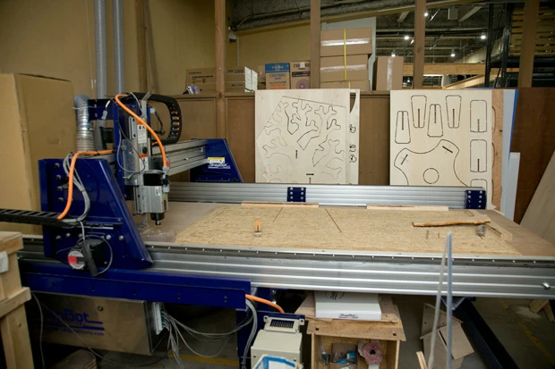 複雑な曲線などを木材から切り出せる「CNCルーター」。奥に見えている木材がコレで切り出したもの