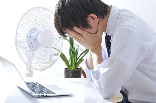 特に営業で外回りなどが多い夏のサラリーマンは、水分と塩分が大量に失われるためこまめな補充が必要!