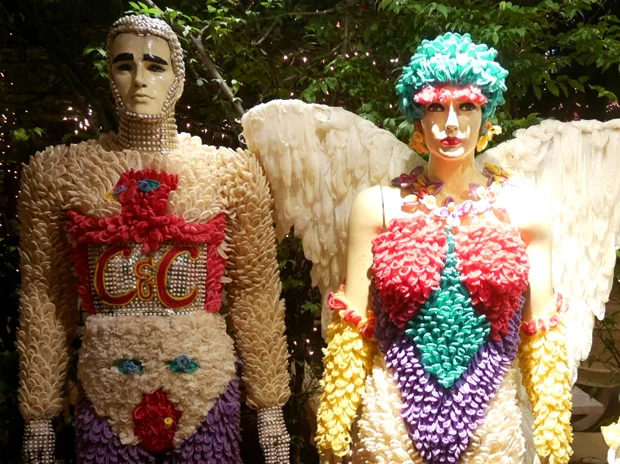 コンドームでできた服を着たマネキン